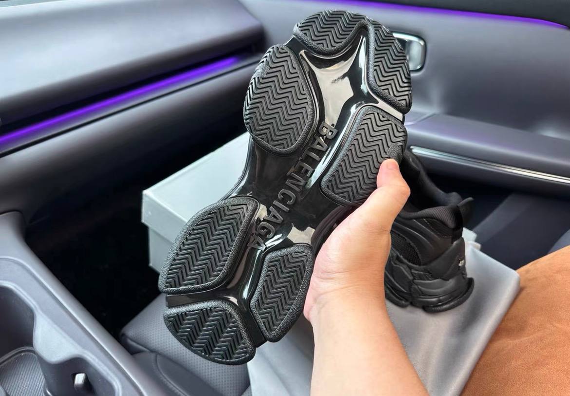 BALENCIAGA TRIPLE S BLACK SNEAKERS